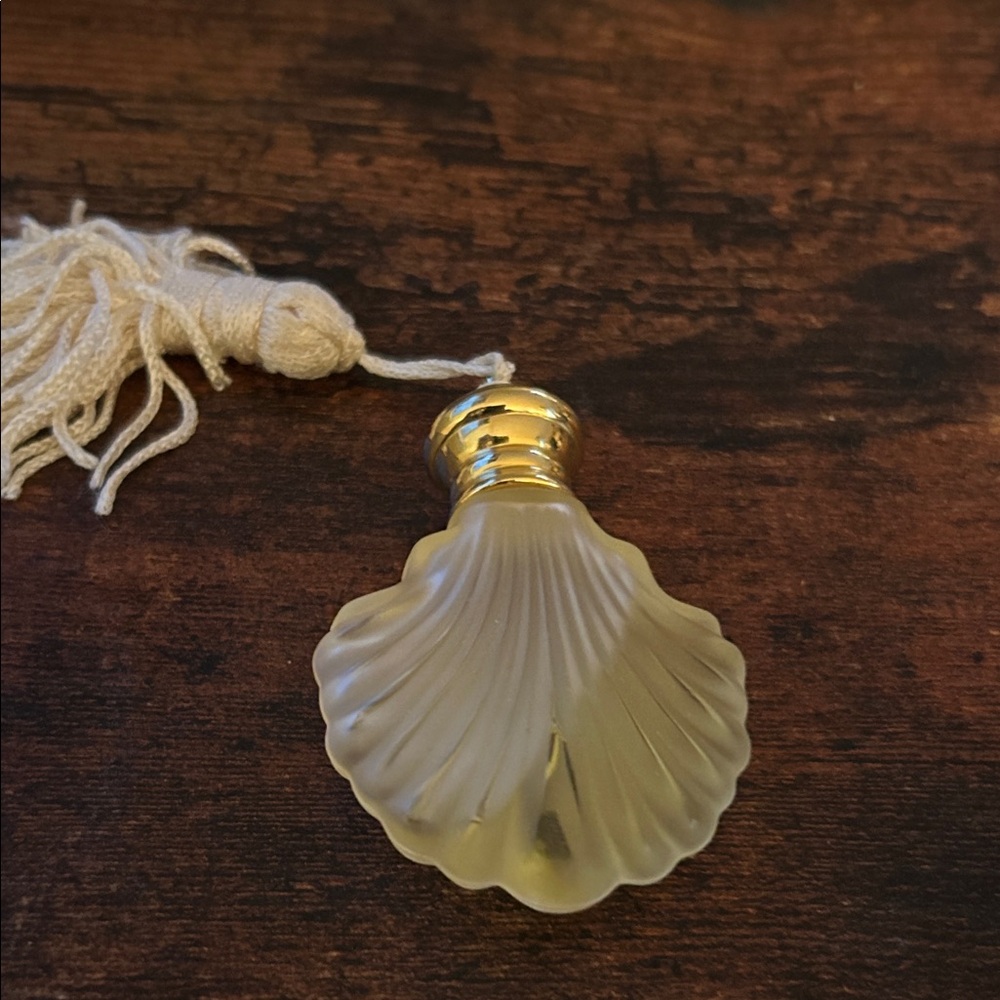Estée Lauder White Linen Perfume Glass Flacon Sayin Glass Seashell & Tassel.